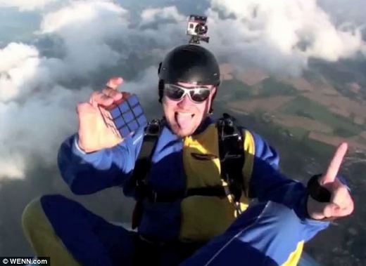 Skydiver Takes Speed Cubing To A New Level - Literally!